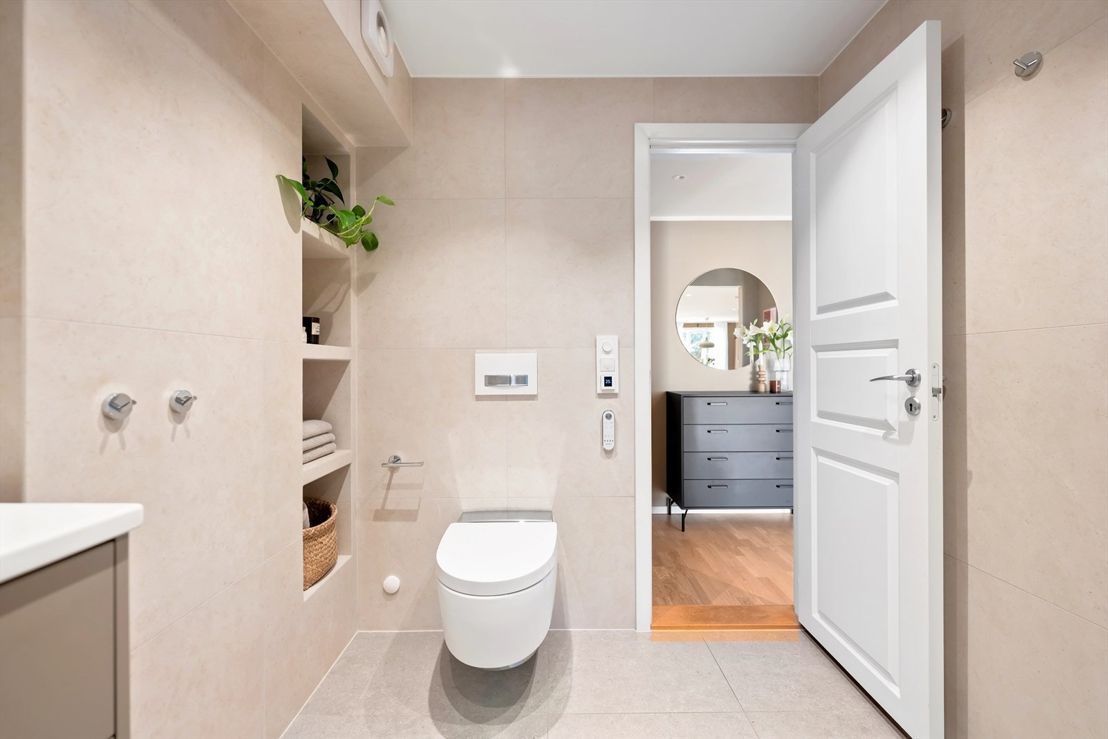 Badet er utstyrt med et moderne dusjtoalett av typen Geberit AquaClean Mera Comfort, som gir høy komfort og funksjonalitet. Galleribilde
