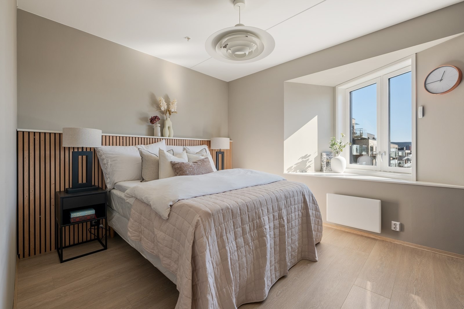 Hovedsoverommet fremstår som et elegant og behagelig privatrom, løftet av store vindusflater som slipper inn rikelig med naturlig lys. Galleribilde