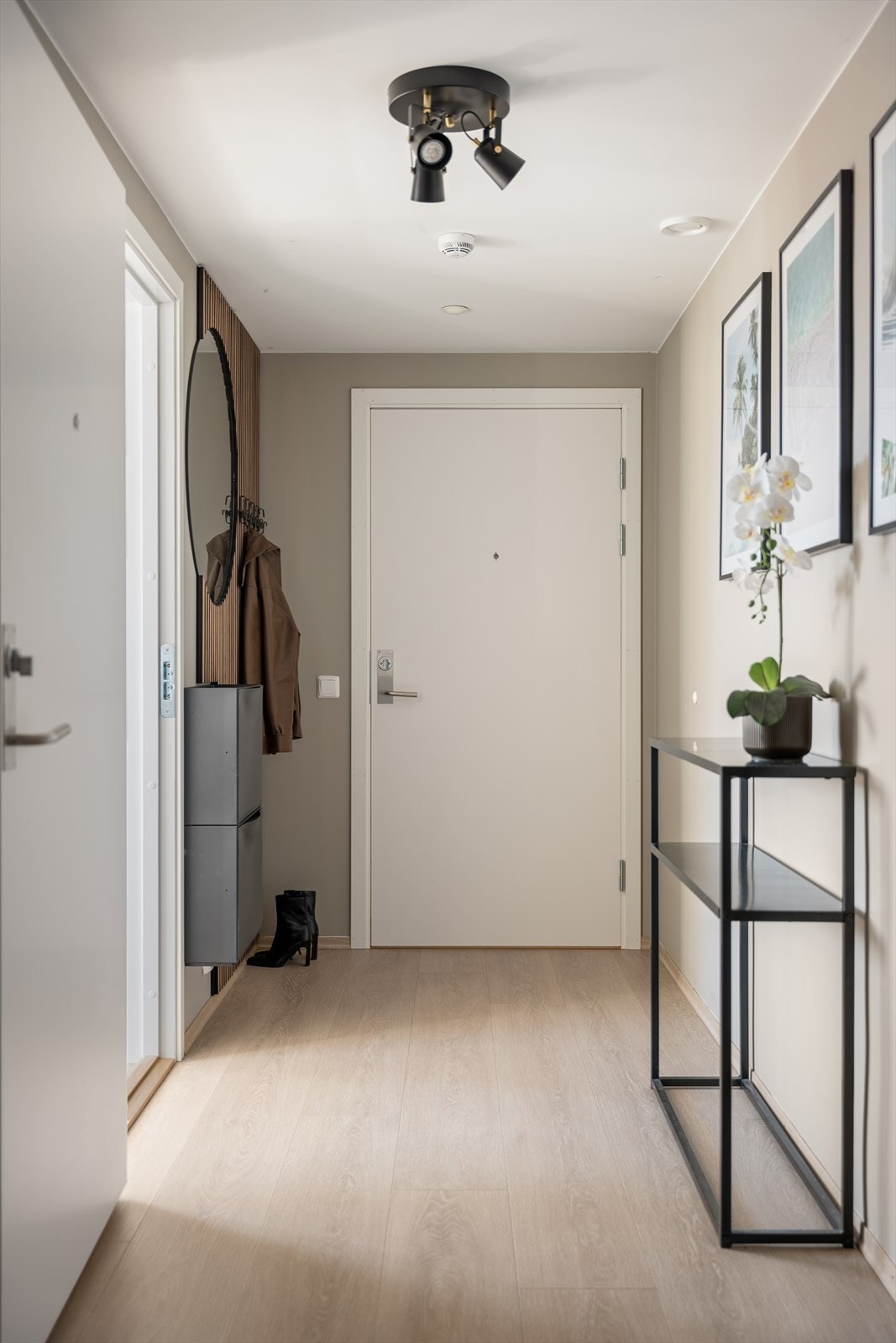 Entréen ønsker deg velkommen med et ryddig og innbydende førsteinntrykk. Galleribilde