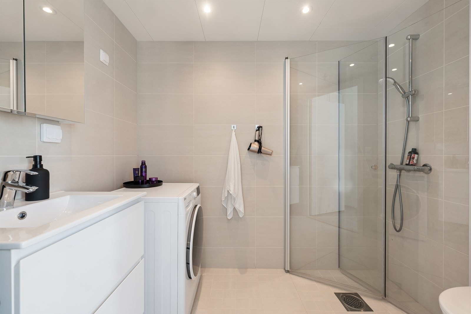 Badet i utleiedelen fremstår moderne med flislagte overflater og vannbåren gulvvarme. Galleribilde