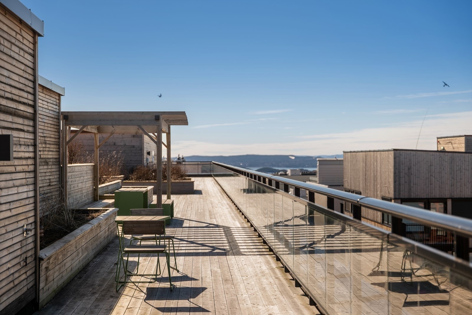 Tar du heisen opp får du tilgang til en fantastisk takterrasse med sol hele dagen. Her får du en flott kombinasjon av gode solforhold, luftig utsikt og gjennomtenkte soner som gjør det enkelt å trives. Galleribilde