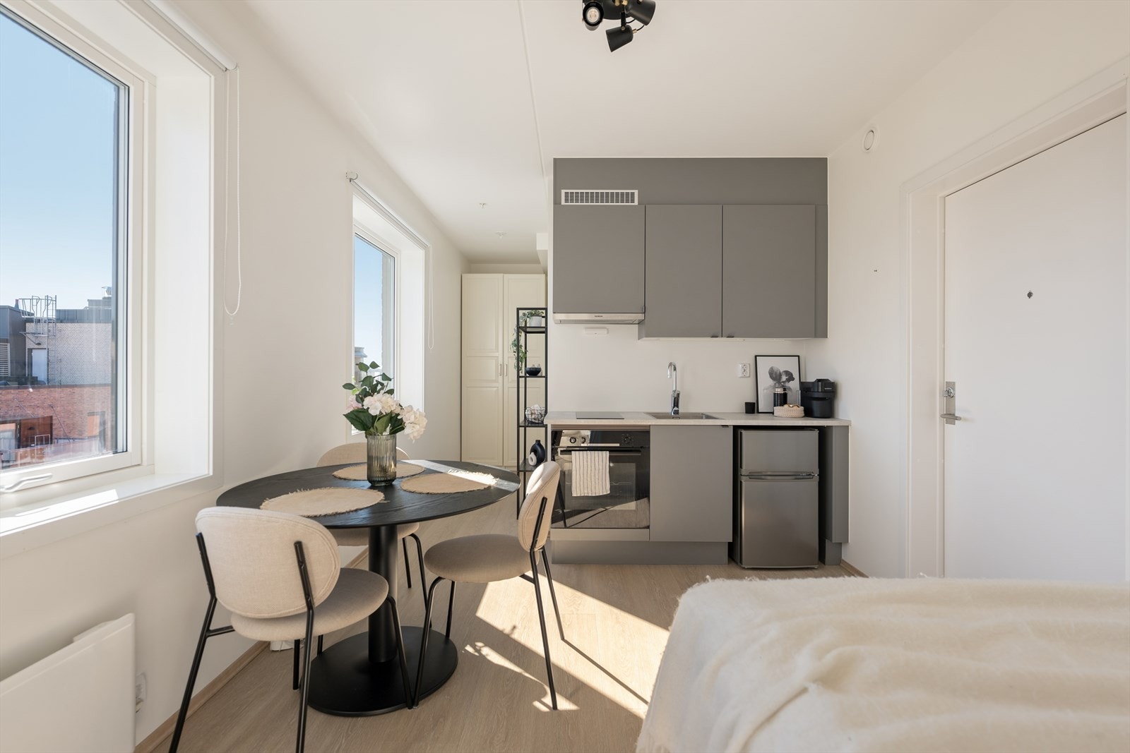 Kjøkkenet har tilsvarende moderne standard med lakkerte fronter, laminat benkeplate og integrerte hvitevarer, noe som gir en helhetlig og praktisk løsning. Galleribilde