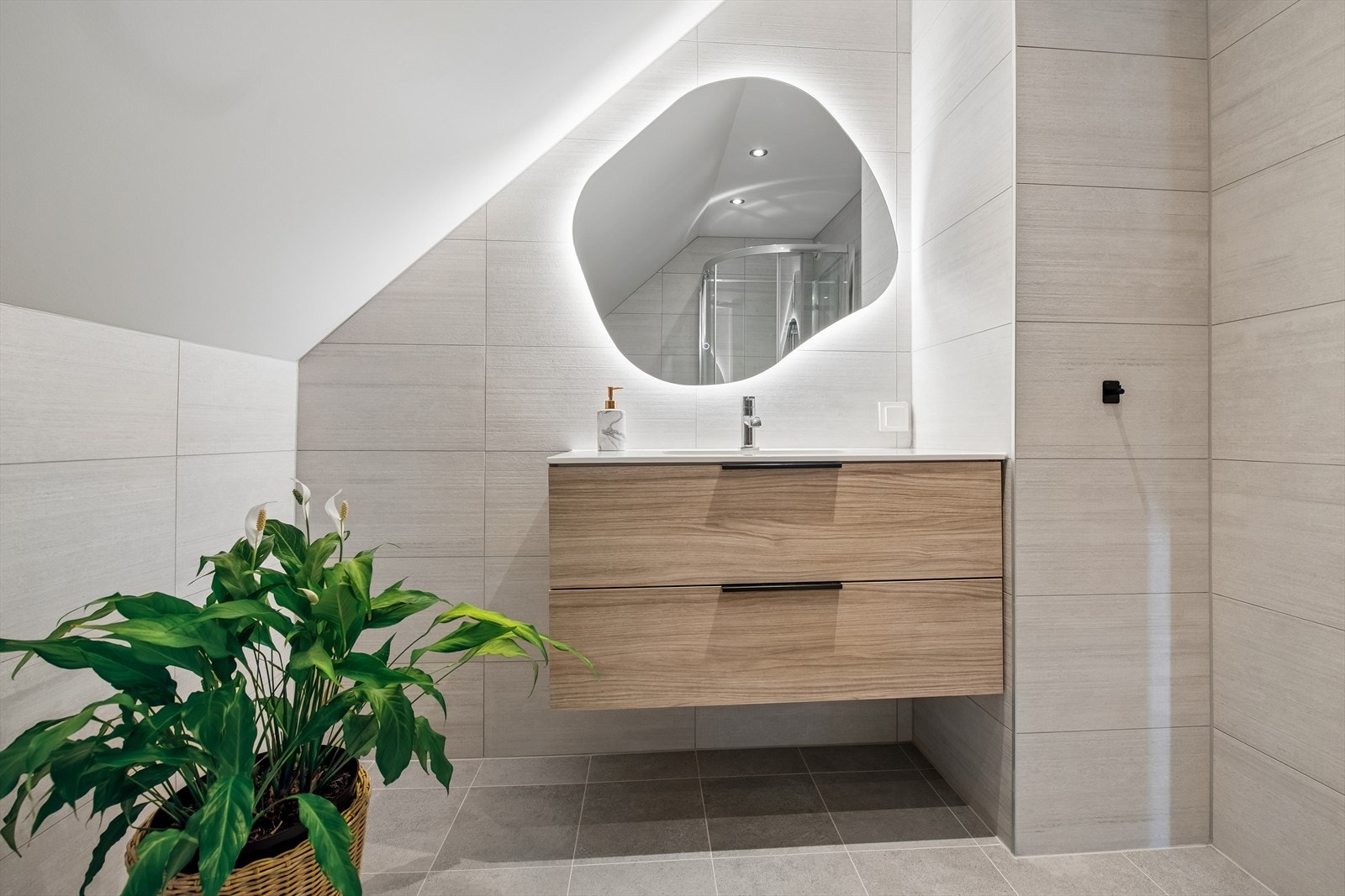 Badet i 2. etasje ble oppgradert i 2025 i moderne stil. Galleribilde