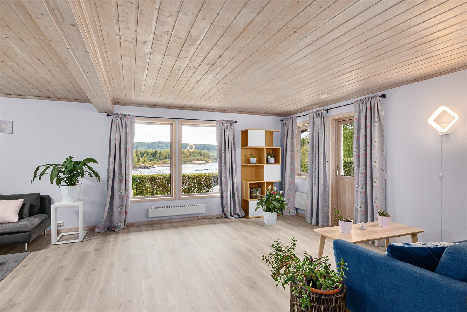 Koselig stue med slette vegger. Galleribilde