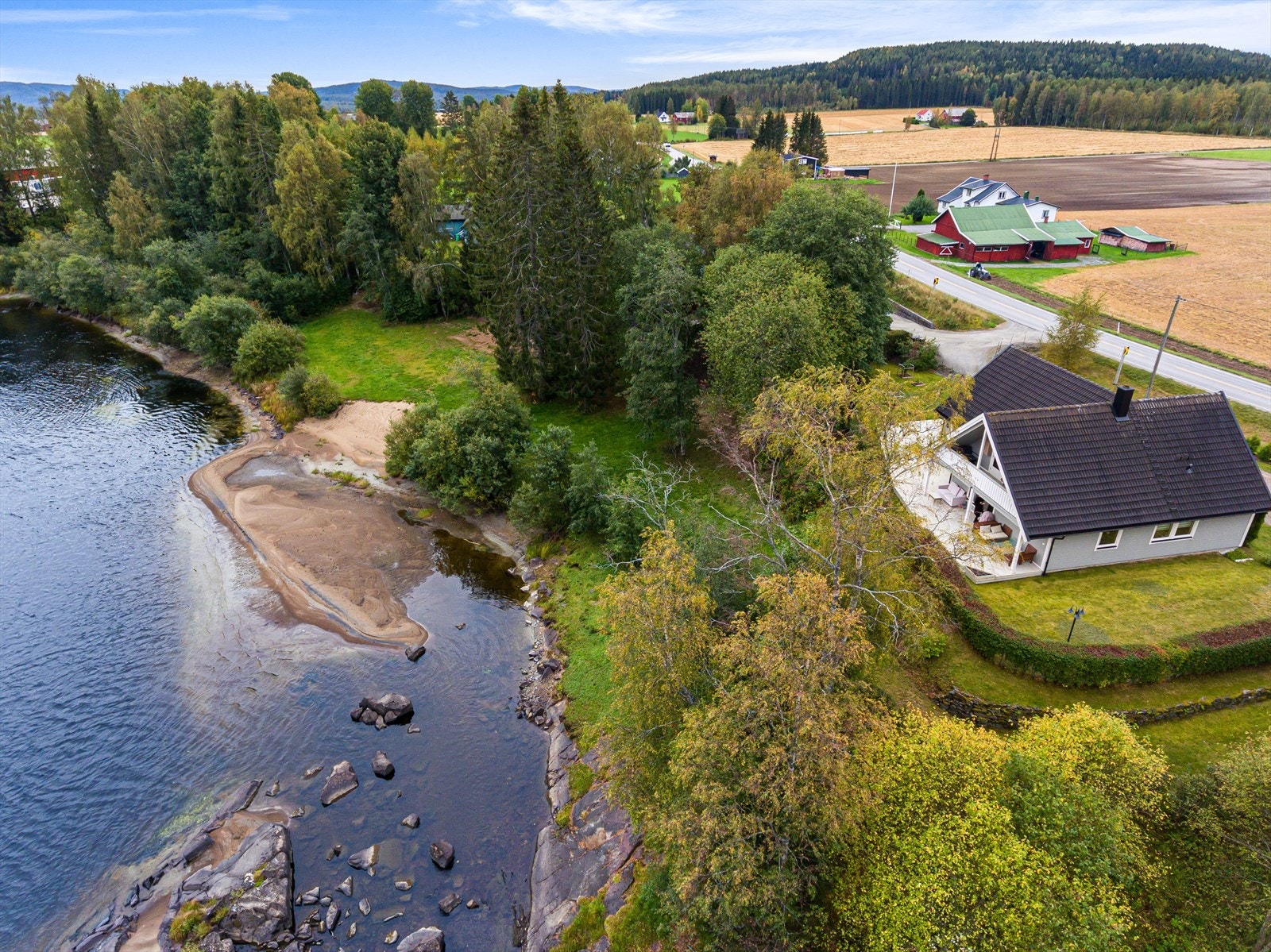 Eiendommen er beliggende på Brandval, ca 10 km fra Kongsvinger sentrum. Galleribilde