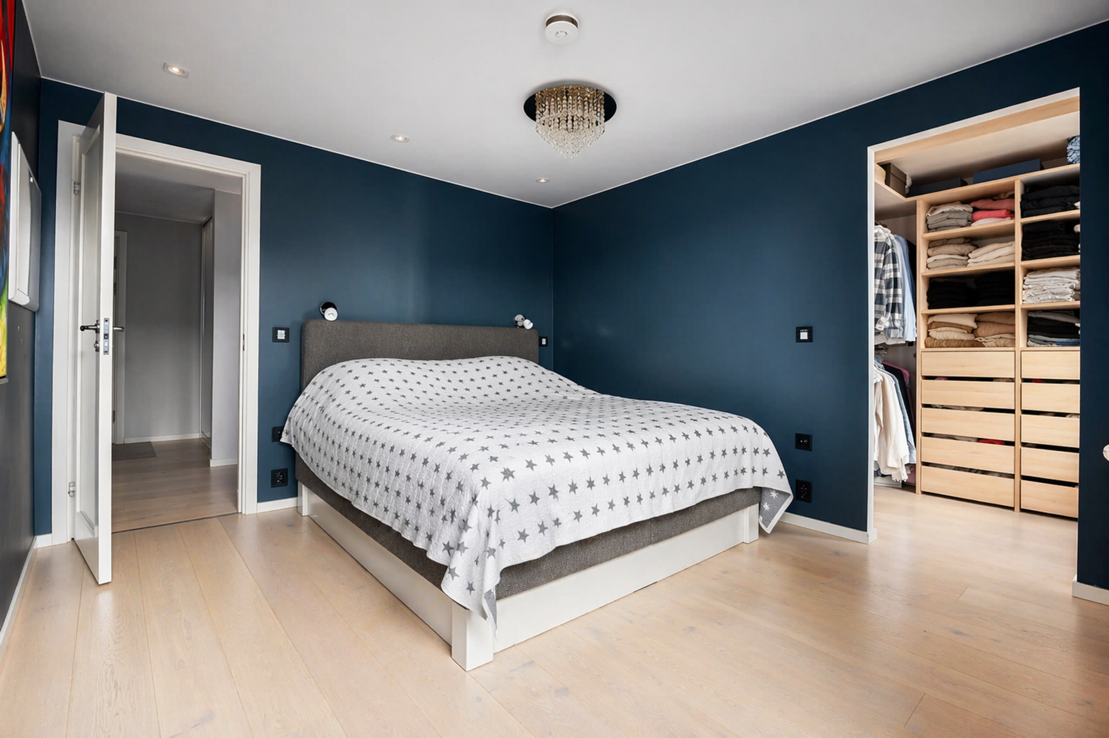 Hovedsoverom med bad en-suite og walk-in-closet. Galleribilde