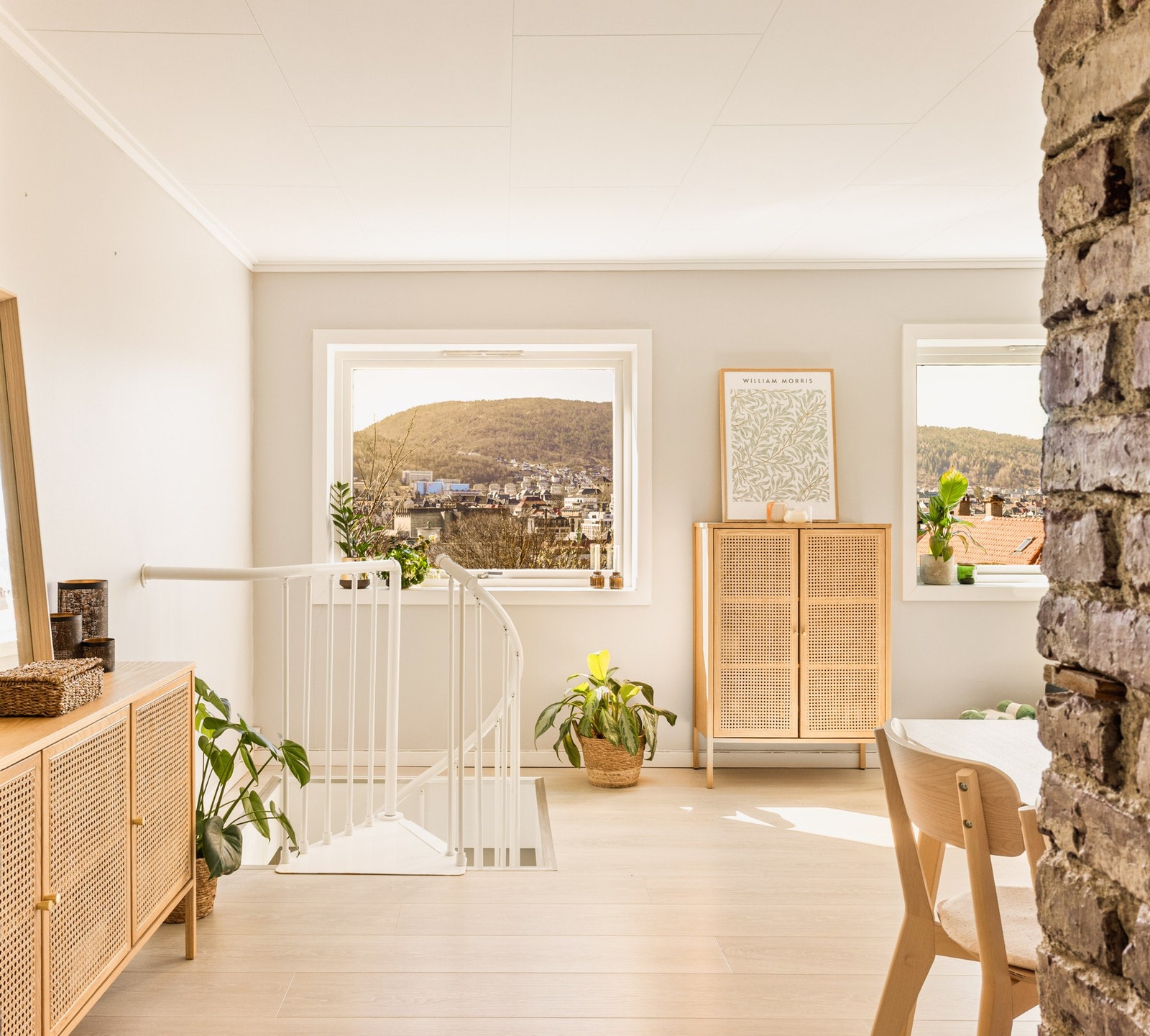 I stuen er det en stilig vindeltrapp ned til underetasjen. Galleribilde