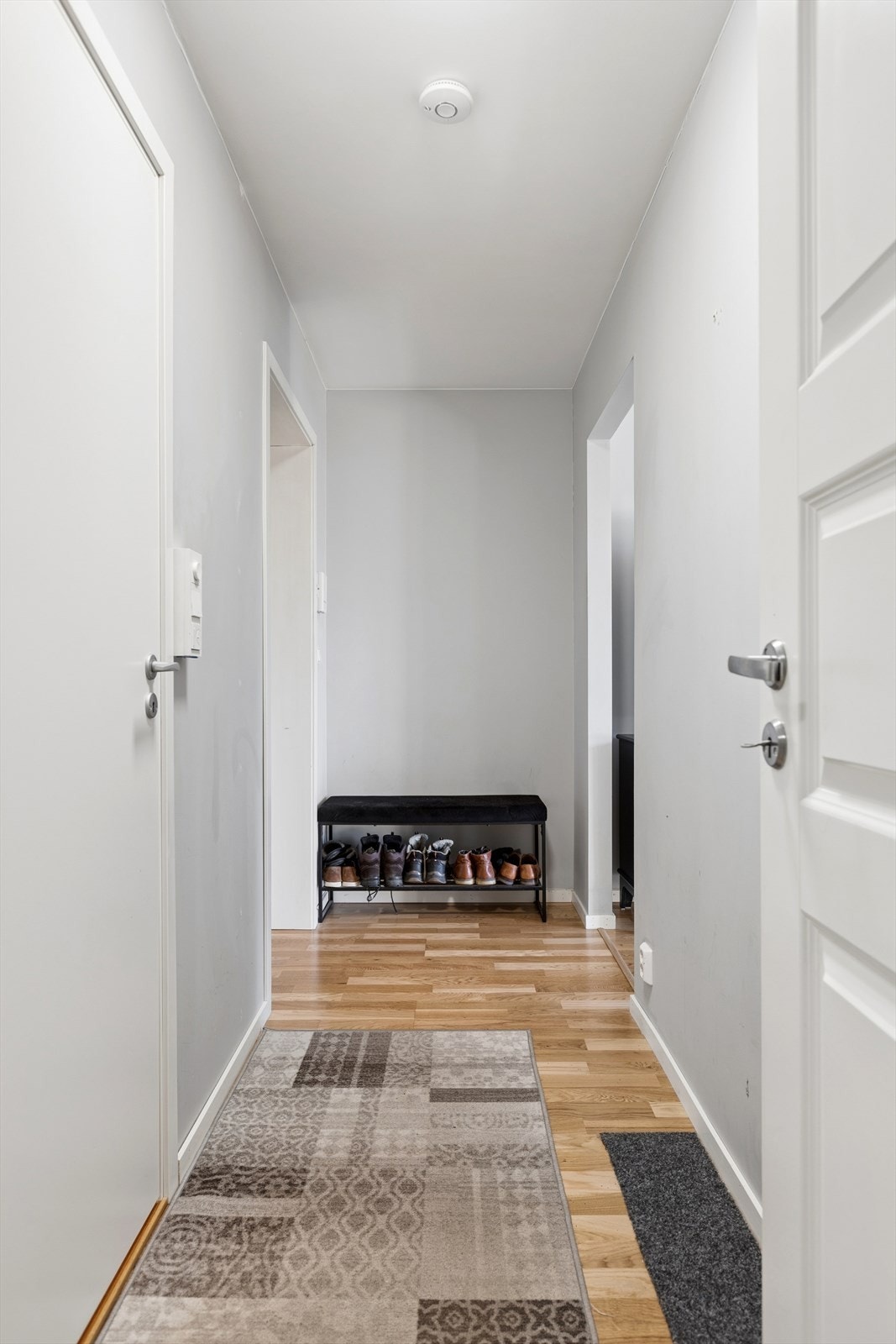 En lys og innbydende entré som kombinerer funksjonalitet med et enkelt og stilrent design. Galleribilde