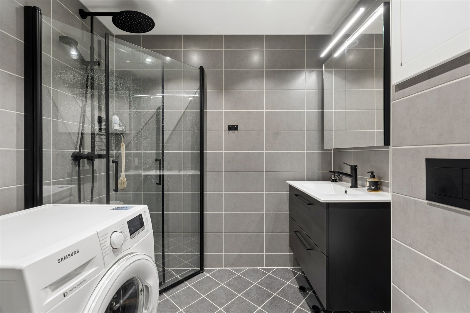 Badet er rehabilitert i 2025 i regi av borettslaget, med varmekabler, fliser og moderne innredning. Galleribilde