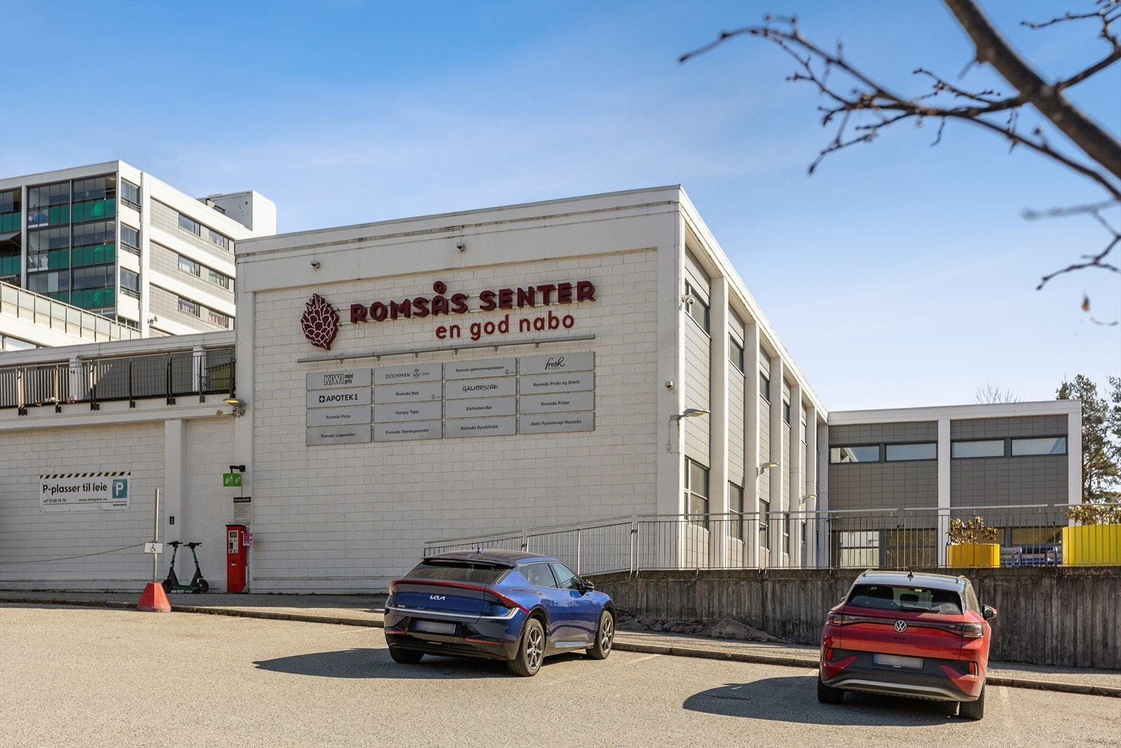 Det er kort vei til Romsås Senter med blant annet Kiwi og apotek. Grorud Senter er en kort kjøretur unna. Galleribilde