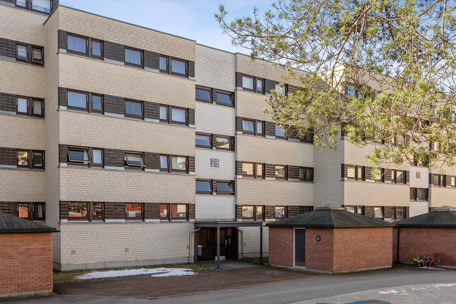 Leiligheten ligger i Ravnkollen Borettslag, et veletablert borettslag på Romsås. Parkeringsplass med elbillader i garasjeanlegg medfølger. Galleribilde