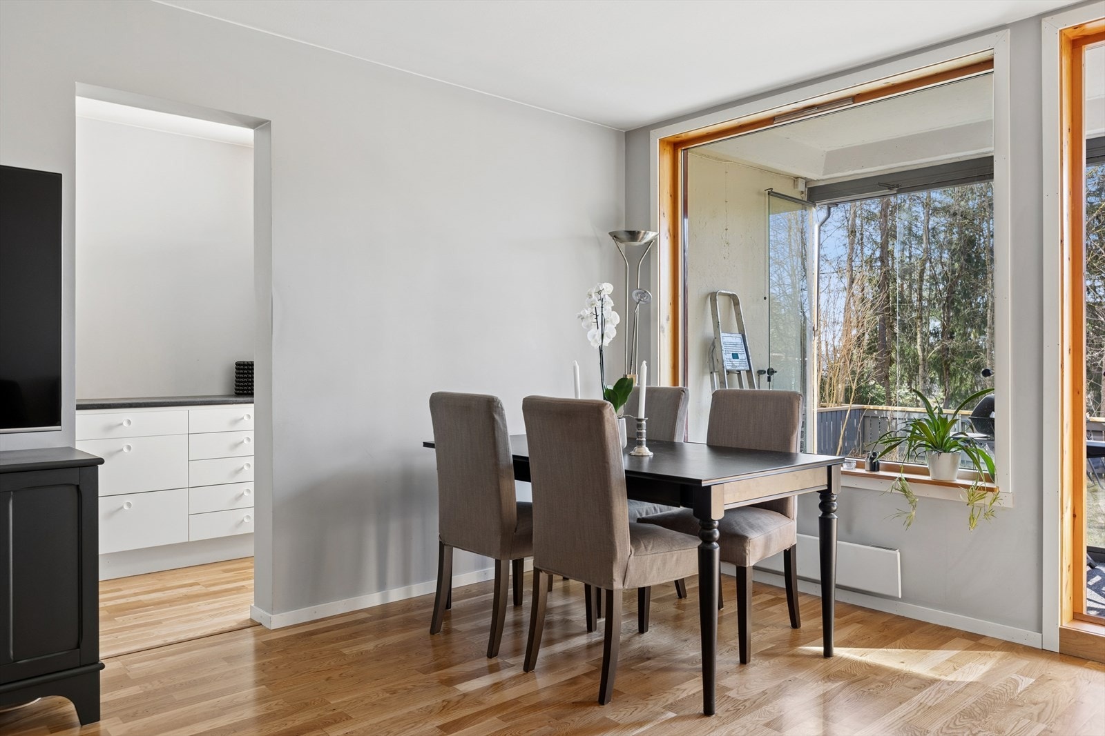Fra stuen er det direkte utgang til en romslig, innglasset terrasse på 13 m². Galleribilde