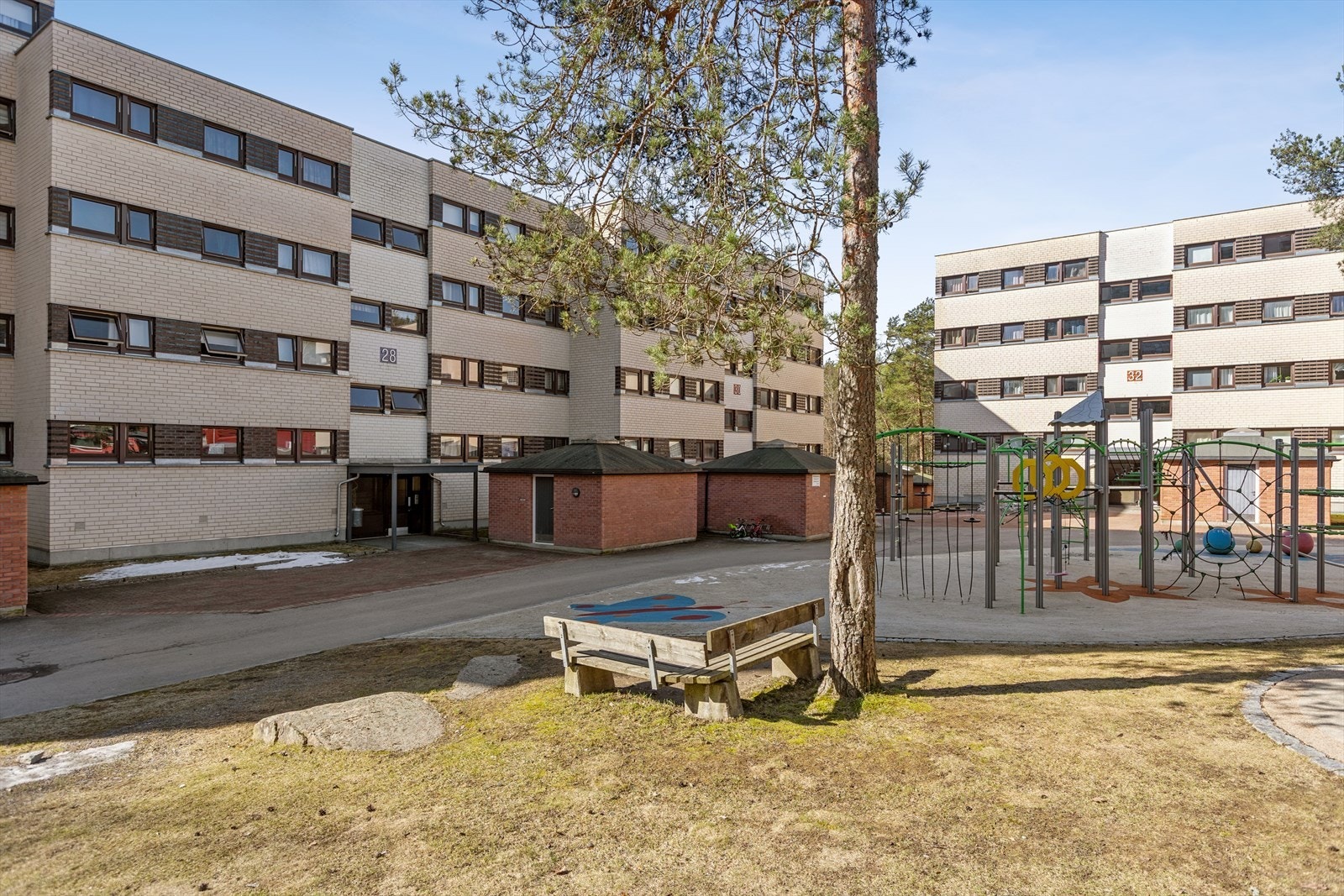 Borettslaget har hyggelige fellesområder med blant annet lekeplass, og med Lillomarka som nærmeste nabo. Galleribilde