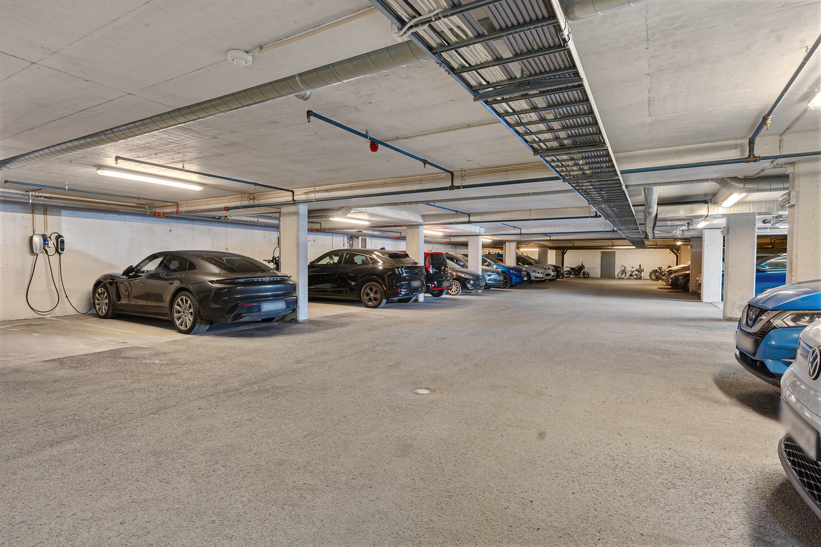 Fast parkeringsplass i kjeller med mulighet for elbil-lader. Galleribilde