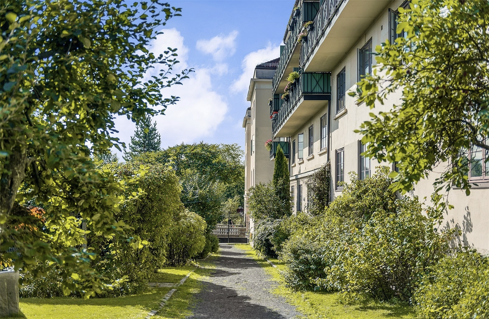 Borettslaget har en frodig og flott hage med mange sitteplasser, grillplass, sykkelparkering og lekeapparater. Galleribilde