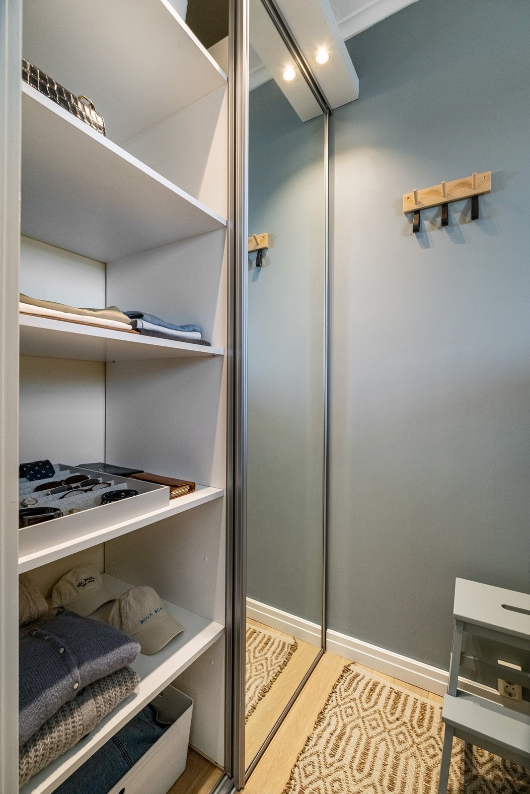 Rikelig med oppbevaring i takhøy skyvedørsgarderobe. Galleribilde