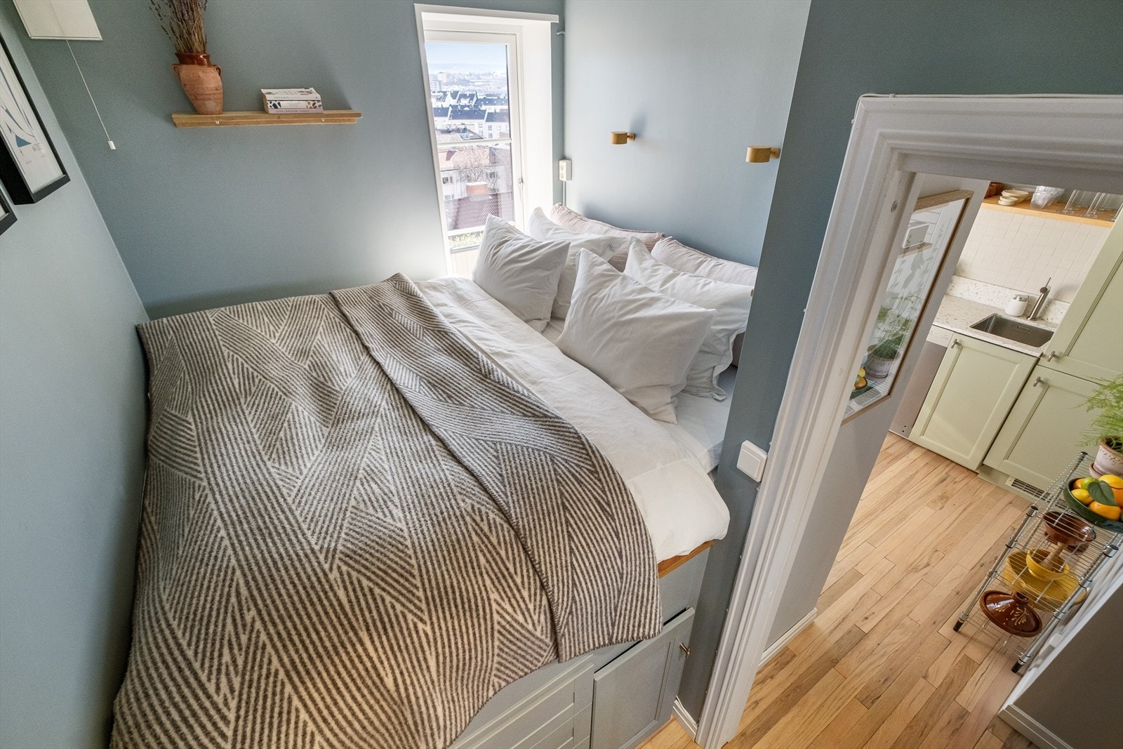 Pent soverom med praktisk plassbygd seng på 180cm. Rommet har i likhet med resten av leiligheten pene overflater. Galleribilde