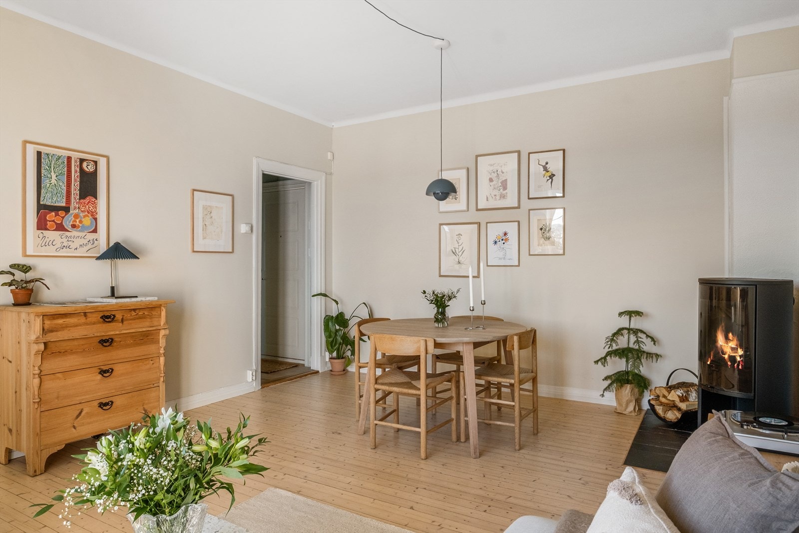 Stuen gir god plass til både spisebord og sofaseksjon med tilhørende bord. I hjørnet av stuen er det en hyggelig peis. Galleribilde