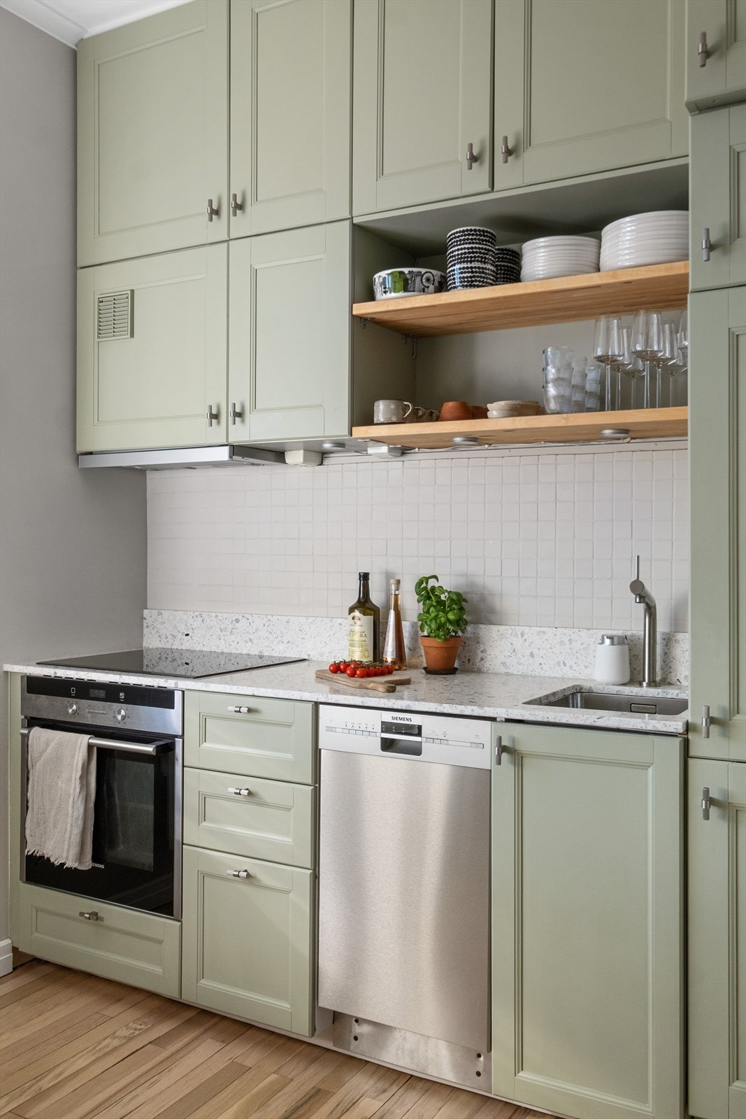 Kjøkkenet ble også oppgradert med en lekker benkeplate og backsplash i terrazzo fra Italia i 2023. Det ble også satt inn underlimt oppvaskkum og ny armatur. Galleribilde