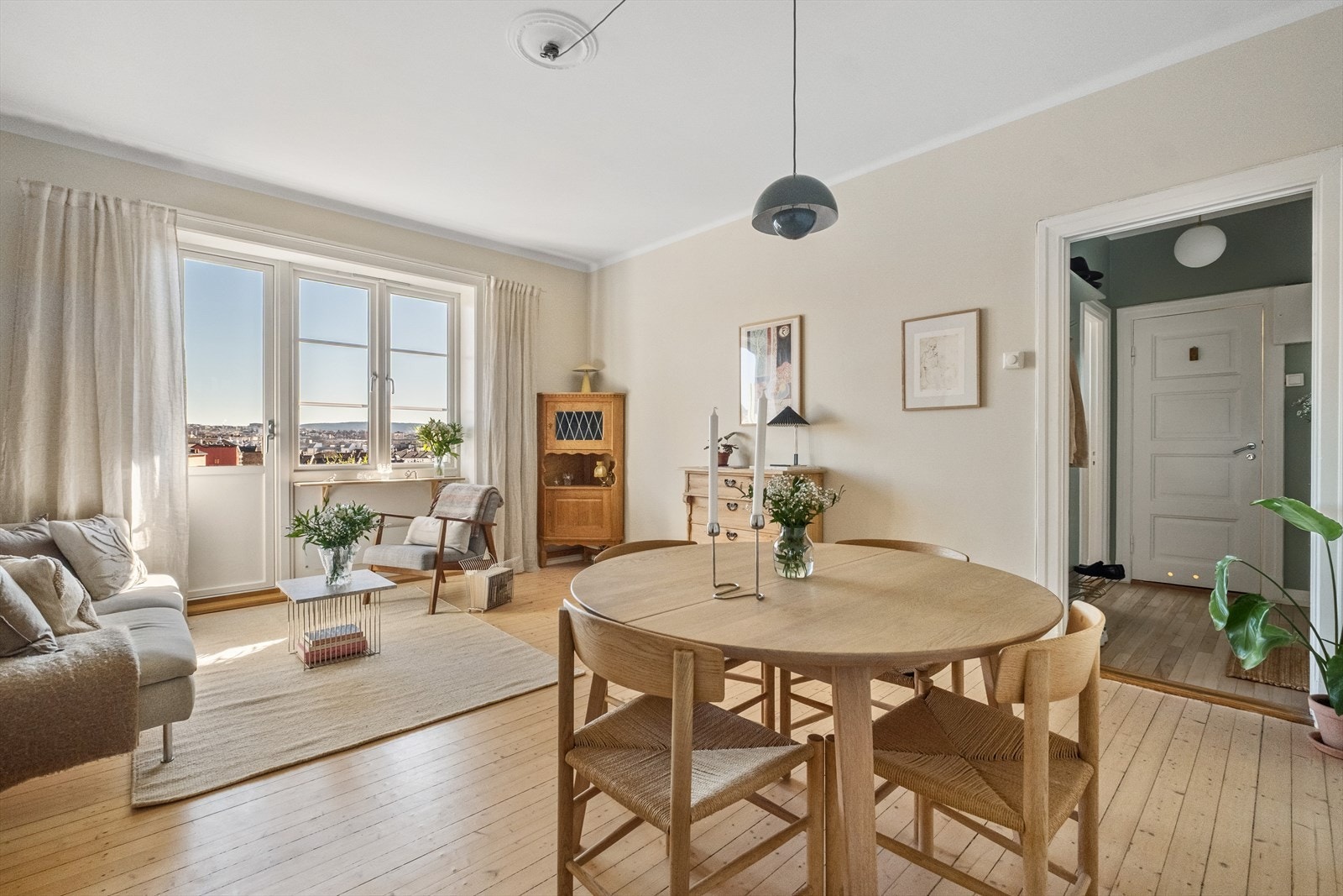 Leiligheten er betydelig oppgradert de siste årene, med blant annet flott terrazzo-benkeplate på kjøkkenet, sliping av originale tregulv og malte overflater. Galleribilde