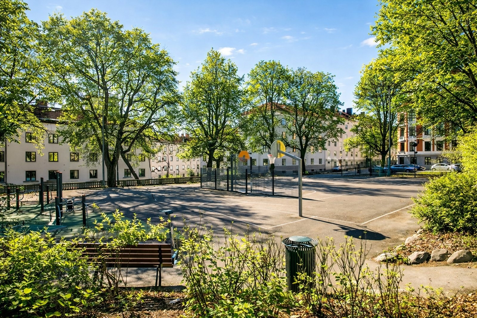 Evald Ryghs plass med vakre kastanjetrær, lekeplass, treningsapparater, bordtennis og basket- og fotballbane. Galleribilde
