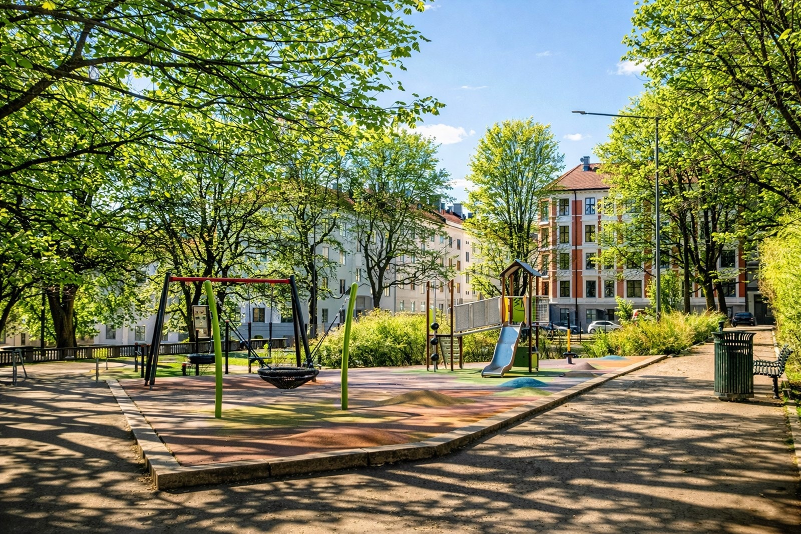 Leiligheten har en attraktiv og skjermet beliggenhet på St. Hanshaugen. Her har du nærhet til alle fasiliteter og kollektivtilbud, samtidig som leiligheten ligger rolig til. Galleribilde