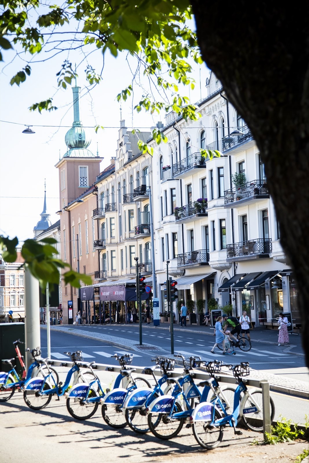 Det ligger flere sjarmerende nisjebutikker i området, blant annet Gutta på Haugen og den økologiske helsekostbutikken Røtter. Hyggelige kaféer og restauranter som Smalhans, Roleur, Schrøder, Pascal, Kaffebrenneriet og Kolonialen samt Åpent bakeri. Galleribilde