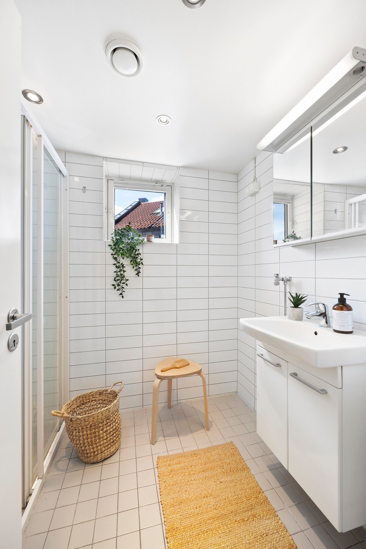Badet har gulvvarme og downlights i taket. Galleribilde