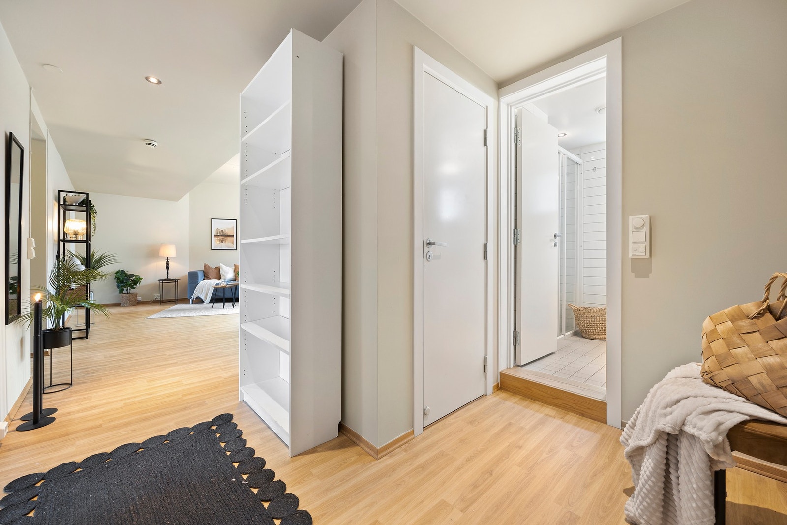 Velkommen inn. Romslig entré med plass til klær og yttersko. TIlgang videre inn i stuen og til separat wc og baderom. Galleribilde