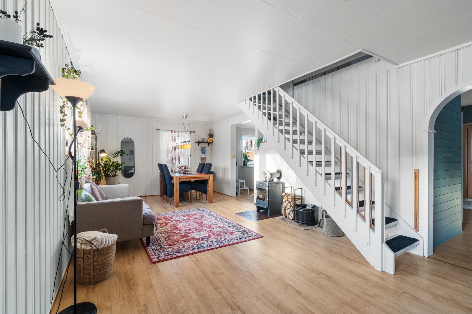 Det er god plass til å etablere flere sosiale soner i stuen. Rommet måler ca 39 kvm Galleribilde