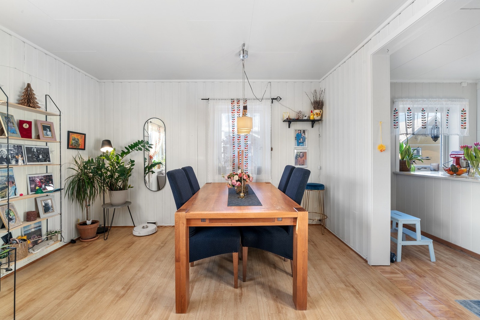 Spiseplassen er etablert mellom kjøkken og stue Galleribilde