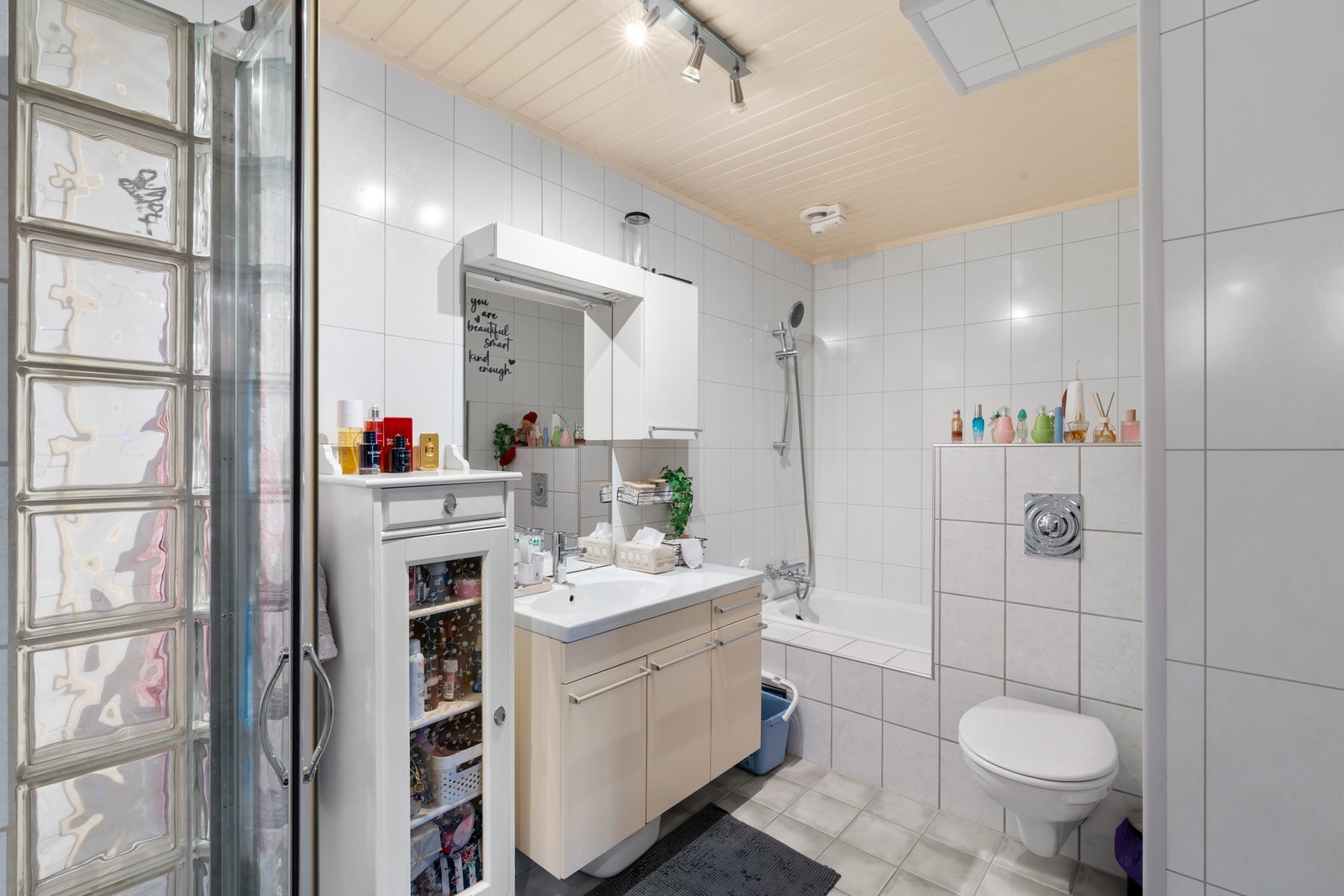 Fint og tidløst bad. Badet inneholder både dusj og badekar med dusj Galleribilde