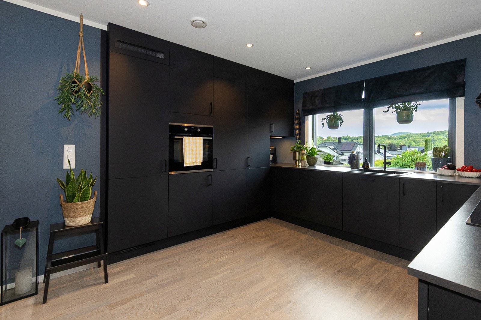 Innredningen har glatte, matte fronter. 2 pop-up sticks er montert Galleribilde