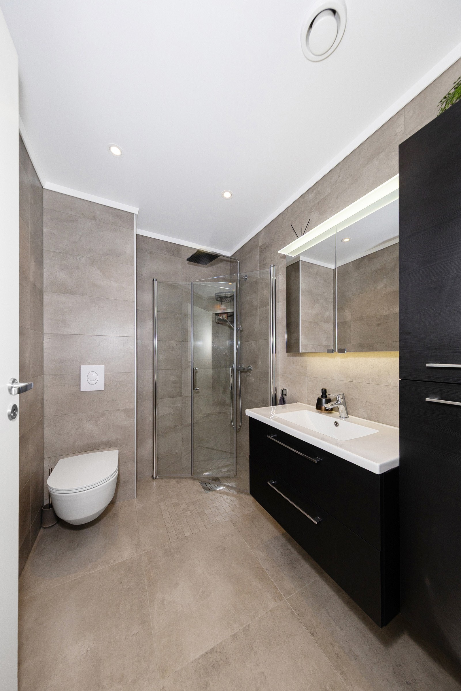 Badet i 2. etasje har praktiske og plassbesparende dusjvegger som kan slås inn når dusjen ikke er i bruk Galleribilde
