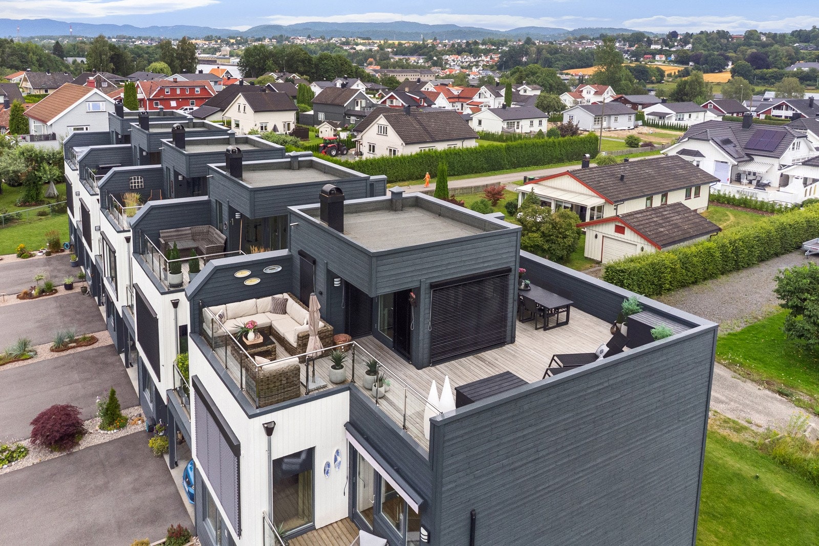En fantastisk takterrasse på hele 54 m2 - Velkommen til Tollnesmoen 13 ! Galleribilde