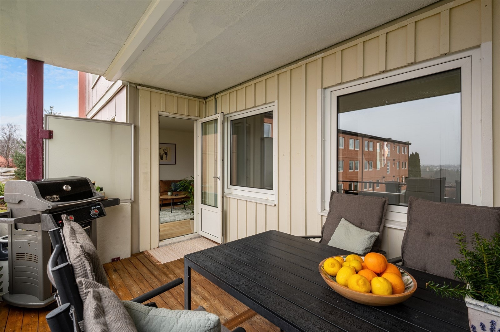 Terrassen er av god størrelse og det er god plass til ønsket utemøblement samt grill. Galleribilde