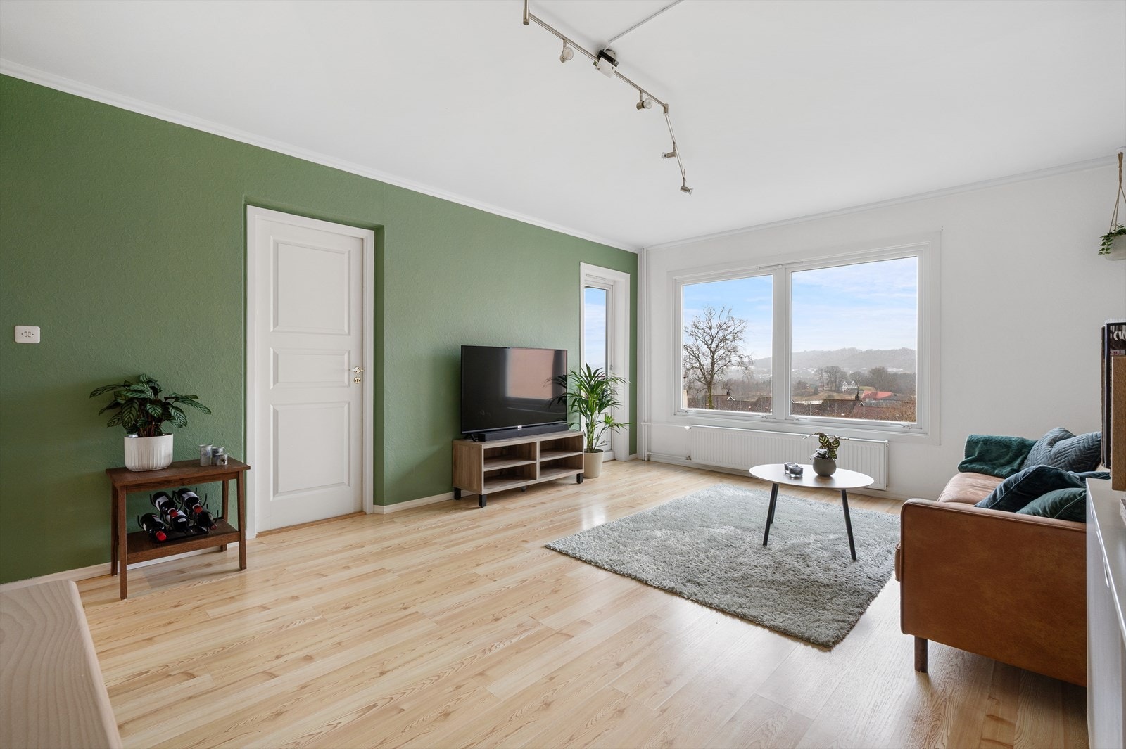 Leiligheten fremstår som godt vedlikeholdt og byr på gjennomgående god standard, i tillegg til romslige oppholdsarealer, moderne overflater og en praktisk planløsning med kjøkken i eget rom. Galleribilde