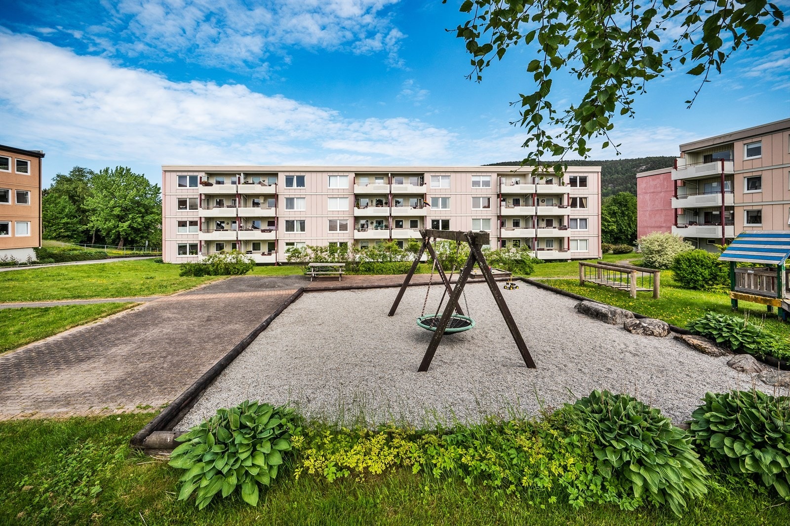 Med umiddelbar nærhet til både dagligvarebutikker, kjøpesenter, kollektivtransport og turterreng ligger alt til rette for en enkel og komfortabel hverdag! Galleribilde