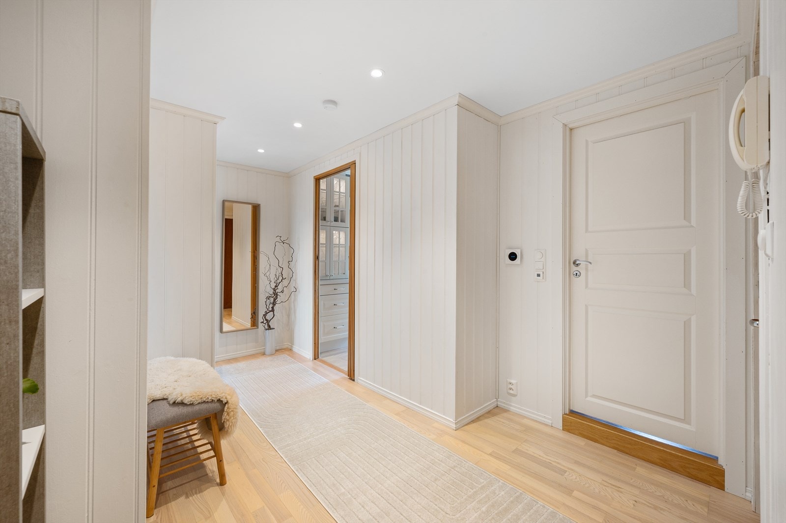 Det første som møter deg er et romslig og meget innbydende inngangsparti på 9 m². Her er det godt med plass til å henge fra seg yttertøy og sette fra seg sko. Galleribilde