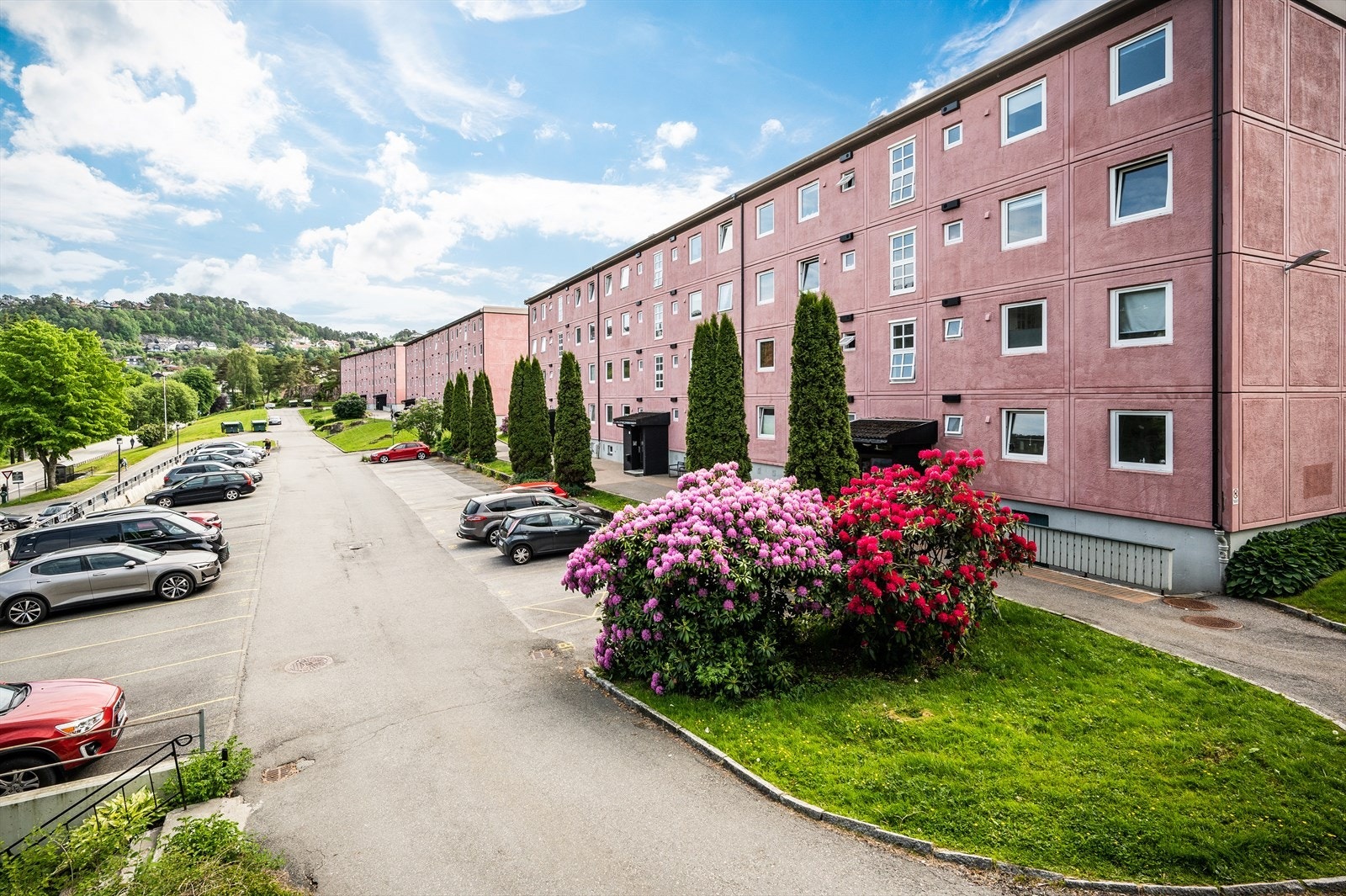 Leiligheten har en flott beliggenhet i et attraktivt og veletablert boligområde i Fyllingsdalen - perfekt for deg som ønsker å bo sentralt, men likevel tilbaketrukket i rolige omgivelser. Galleribilde