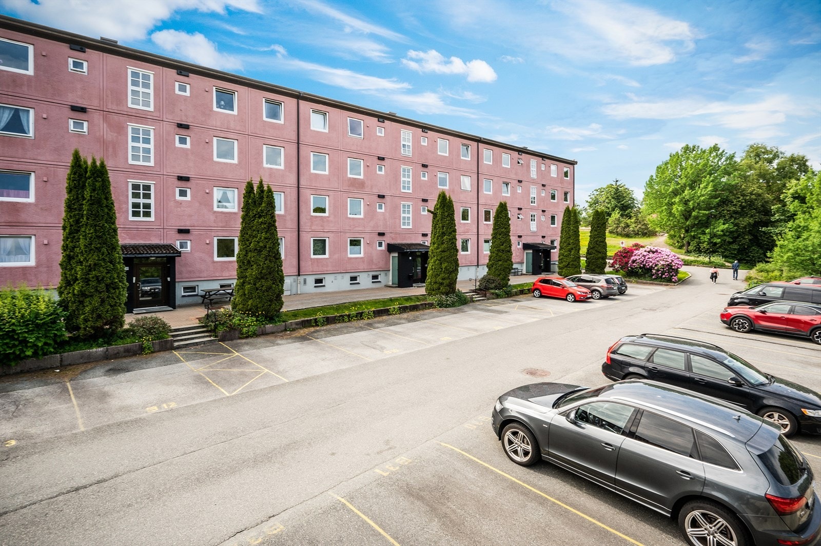 Leiligheten ligger fint til i byggets tredje etasje og har adkomst via felles trappeoppgang. Med leiligheten følger det en ekstern bod i kjeller på henholdsvis 4,2 m². Galleribilde