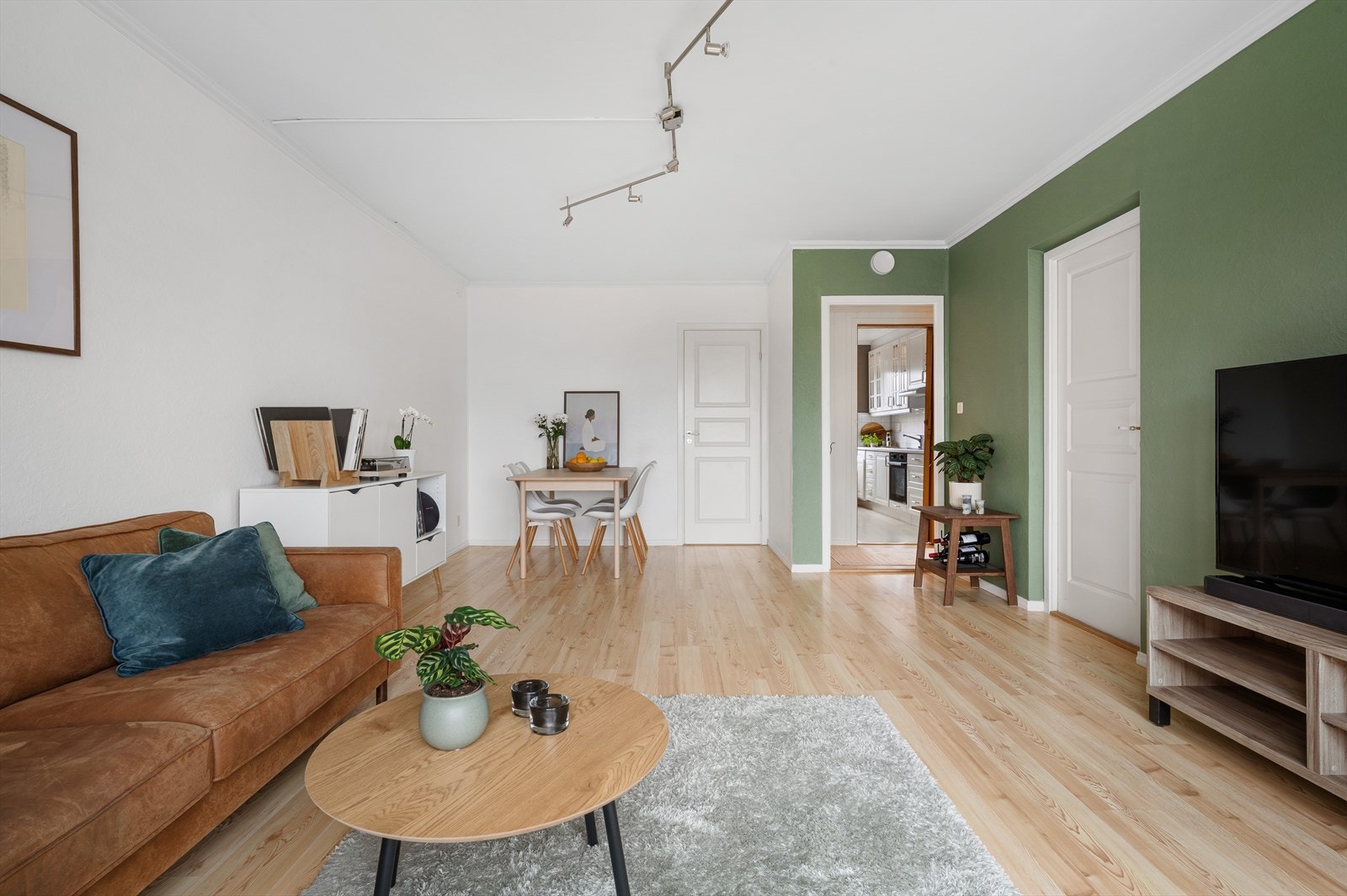 Fra entréen er det adkomst til leilighetens oppholdsrom - en lys og åpen stue på 24,8 m². Galleribilde