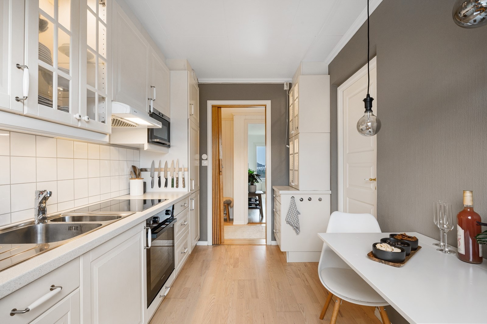 Leiligheten har en praktisk løsning med kjøkken i eget rom. Kjøkkenet måler 8,2 m². Galleribilde