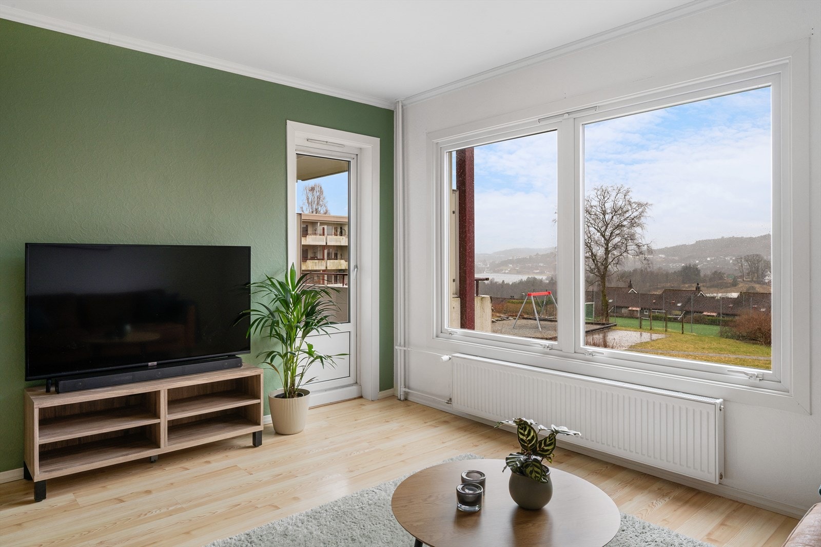 Gjennomgående pene overflater med lyse vegger og moderne gulv som gir et helthetlig og stilrent uttrykk. Galleribilde
