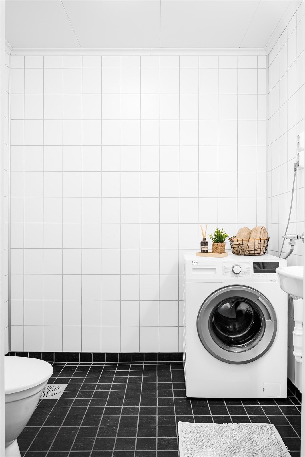 Vaskerommet har flislagt gulv med elektriske varmekabler og mekanisk avtrekk for godt inneklima. Galleribilde