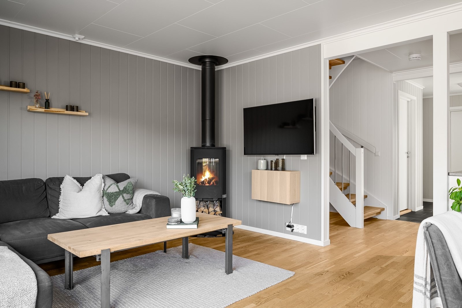 Stuen har montert ildsted. Øvrig oppvarming med panelovner og varmekabler i gulv på vaskerom, begge bad og i entre. Galleribilde