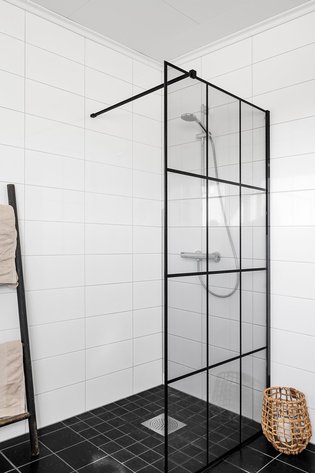 Dusjnisje med glassvegg og vegghengt armatur gir en praktisk løsning i baderommet. Galleribilde