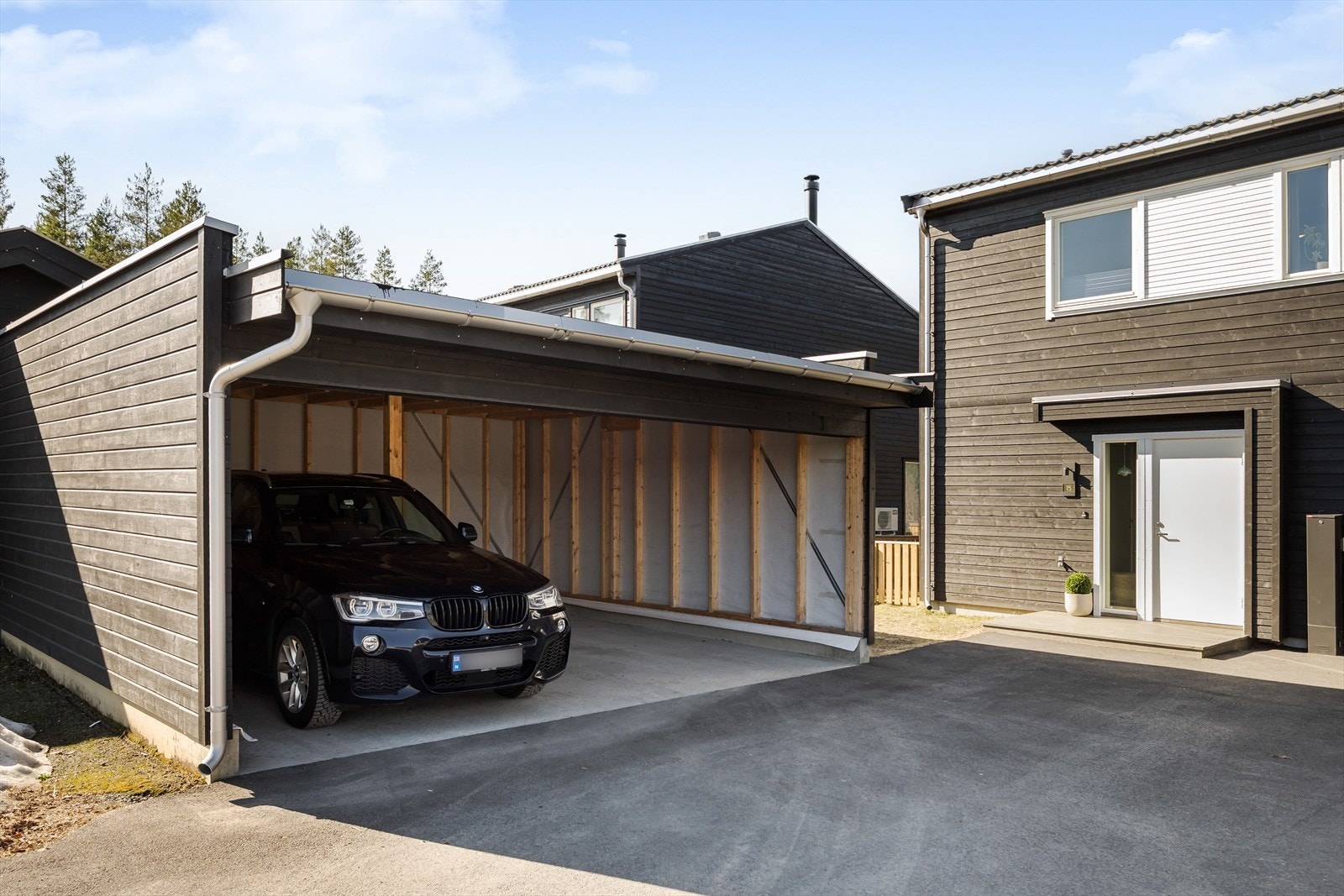 Carporten ble tilføyd i 2023 og gir praktisk oppbevaring for kjøretøy. Galleribilde