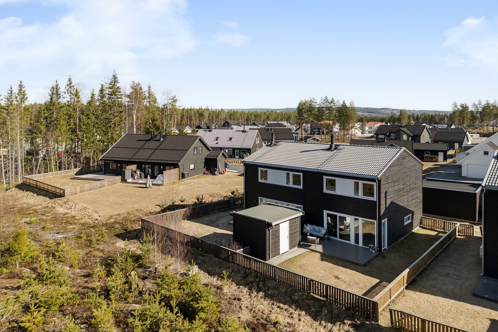 Tomten er opparbeidet med plen, terrasse og asfalt for enkel vedlikehold. Galleribilde