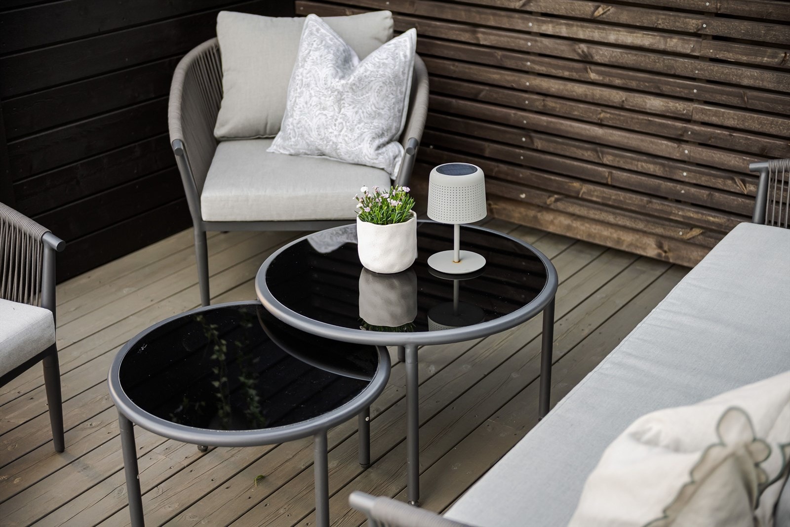 Terrassen har trekonstruksjon med terrassebord og har god plass til hagemøblement. Galleribilde